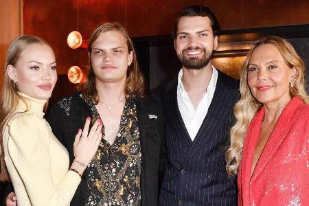 Cheyenne, Wilson Gonzalez, Jimi Blue und Natascha Ochsenknecht (v.l.) bei einer Veranstaltung in Berlin. Cheyenne, Wilson Gonzalez, Jimi Blue und Natascha Ochsenknecht (v.l.) bei einer Veranstaltung in Berlin.