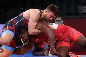 Schwarz ringt um WM-Bronze