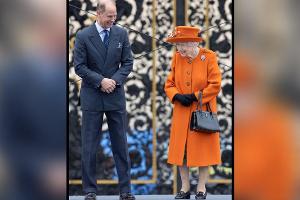 Die Queen mit Prinz Edward in London.