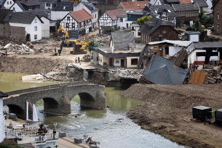 Nach dem Jahrhunderthochwasser in der Eifel durch heftige Re... Nach dem Jahrhunderthochwasser in der Eifel durch heftige Re...