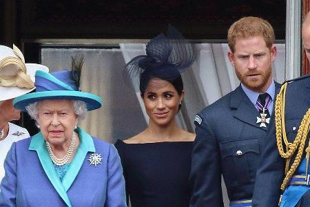 Die Queen bei einem Auftritt mit Herzogin Meghan und Prinz Harry. Die Queen bei einem Auftritt mit Herzogin Meghan und Prinz Harry.