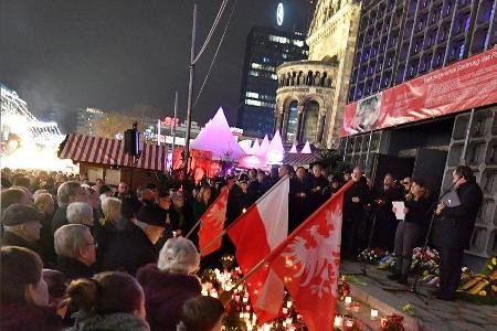Menschen gedenken der Opfer des Terroranschlags auf dem Breitscheidplatz in Berlin. Menschen gedenken der Opfer des Terroranschlags auf dem Breitscheidplatz in Berlin.