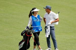 Ehefrau als Caddie: Taiwanesischer Golfer umgeht "No-Family"-Regel