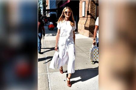Model Olivia Palermo im sommerlichen Look mit offenen High Heels. Model Olivia Palermo im sommerlichen Look mit offenen High Heels.