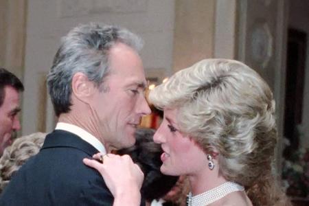 Leinwand-Legende Clint Eastwood durfte während eines Gala-Dinners im Weißen Haus im Jahr 1985 ein Tänzchen mit Diana wagen.