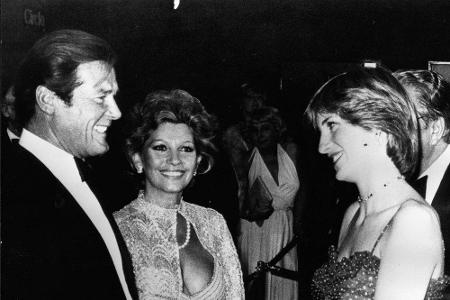 Während ihrer Zeit als Prinzessin von Wales an der Seite von Prinz Charles besuchte Diana zahlreiche Filmpremieren. Natürlic...