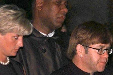 Mit einigen Stars verband Diana auch eine innige Freundschaft. Gemeinsam mit Elton John weinte sie etwa bei der Beerdigung d...