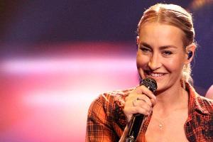 Sarah Connor präsentiert Hundewelpe Johnny als neues Familienmitglied