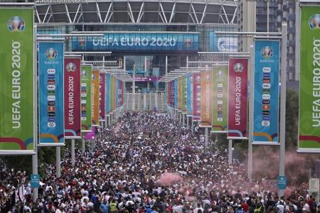 Nach Sturm auf Wembley: UEFA leitet Disziplinarverfahren gegen FA ein Nach Sturm auf Wembley: UEFA leitet Disziplinarverfahren gegen FA ein