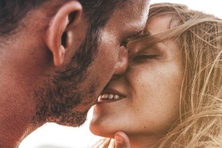 Viele Menschen suchen über Dating-Apps nach dem richtigen Partner oder der Partnerin. Viele Menschen suchen über Dating-Apps nach dem richtigen Partner oder der Partnerin.