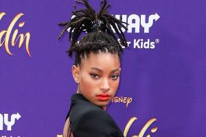 Willow Smith rasiert sich auf der Bühne die Haare ab
