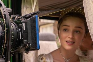 Hinter den Kulissen der ersten Staffel von "Bridgerton". Während des Drehs zur zweiten Staffel ist es nun zu zwei Corona-Fäl...