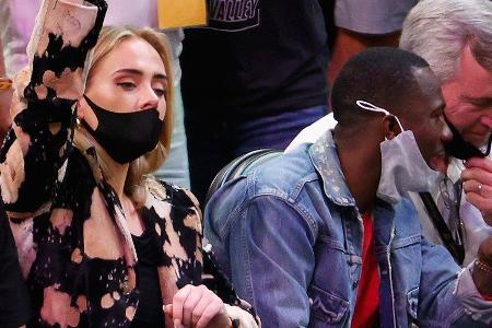 Adele jubelt bei einem NBA-Spiel.