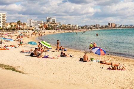 Nicht geimpfte oder genesene Mallorca-Urlauber müssen in Quarantäne. Nicht geimpfte oder genesene Mallorca-Urlauber müssen in Quarantäne.