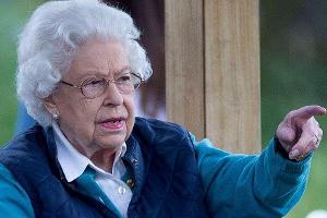 Queen Elizabeth II., hier vor wenigen Wochen, hat sich in den Sommerurlaub verabschiedet.