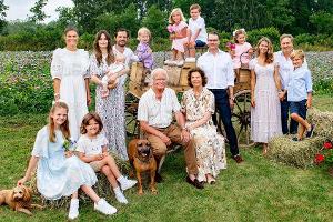 Große Familie: Schwedische Royals grüßen aus dem Sommerurlaub
