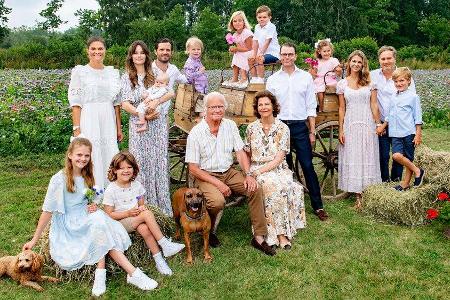 König Carl XVI. Gustaf (Mitte) freut sich über das Wiedersehen mit seiner ganzen Familie. König Carl XVI. Gustaf (Mitte) freut sich über das Wiedersehen mit seiner ganzen Familie.