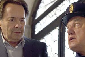"Donna Leon: Tod zwischen den Zeilen": Commissario Brunetti (Uwe Kockisch) stößt auf einen Schwarzmarkt für kostbare Bücher ...