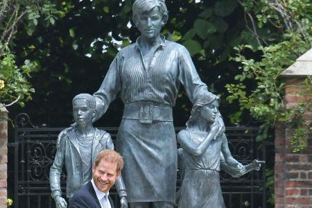 Prinz Harry am Donnerstag vor der neuen Statue, die seine verstorbene Mutter Diana zeigt. Prinz Harry am Donnerstag vor der neuen Statue, die seine verstorbene Mutter Diana zeigt.