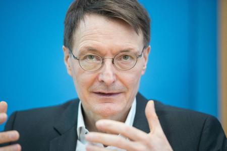 Lauterbach erneuert Kritik: UEFA für Corona-Tote verantwortlich Lauterbach erneuert Kritik: UEFA für Corona-Tote verantwortlich