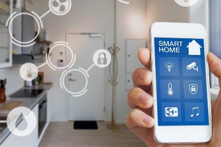 Smart-Home-Geräte lassen sich per App steuern. Smart-Home-Geräte lassen sich per App steuern.