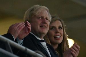 Bei Hassbotschaften: Johnson will Strafen gegen Social-Media-Unternehmen
