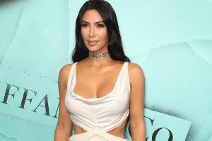 Kim Kardashian trägt jede Menge Juwelen, aber keinen BH