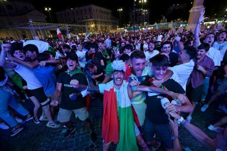 Hupkonzerte und Freudentränen: Tifosi feiern große Fußball-Party Hupkonzerte und Freudentränen: Tifosi feiern große Fußball-Party