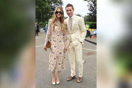 Eddie Redmayne und Frau Hannah gaben in Wimbledon ein stylisches Paar ab. Eddie Redmayne und Frau Hannah gaben in Wimbledon ein stylisches Paar ab.