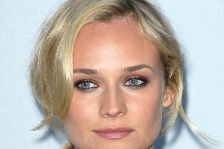 Doch auch die Fashion-Welt schmückte sich weiterhin gern mit ihrem makellosen Gesicht - hier ist Kruger bei der 