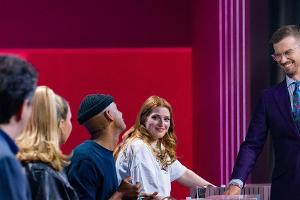Joko Winterscheidt (ganz rechts) mit seinen Gegnern Bastian Pastewka, Shirin David, Teddy Teclebhran und der Publikumskandid...