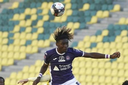 Gladbachs Neuzugang Kone fällt Gladbachs Neuzugang Kone fällt