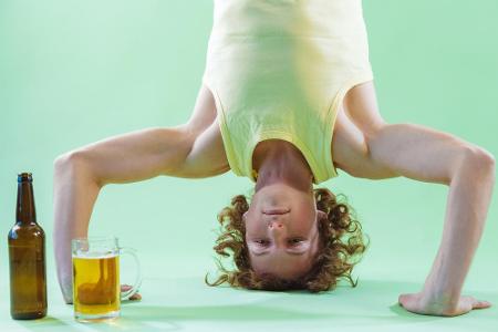 Diese kuriose Yoga-Art stammt aus Berlin: Beim 