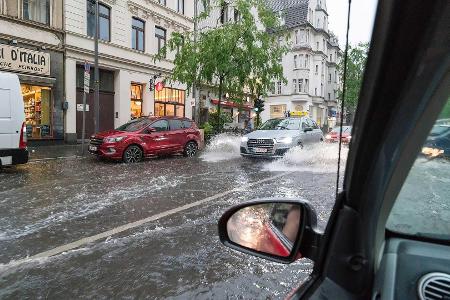 Hochwasser: Schäden am Auto - darauf müssen Sie achten Hochwasser: Schäden am Auto - darauf müssen Sie achten