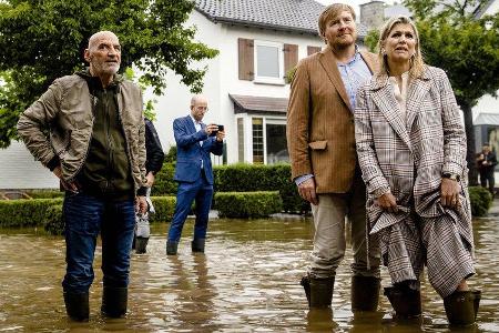 König Willem-Alexander und Königin Máxima zeigen sich bestürzt über die Lage in Valkenburg. König Willem-Alexander und Königin Máxima zeigen sich bestürzt über die Lage in Valkenburg.