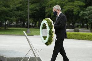 IOC-Chef Bach legt Kranz in Hiroshima nieder