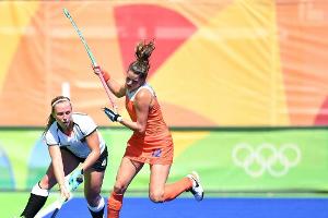 Olympia: Hockey-Kapitänin Lorenz darf Regenbogenfarben tragen