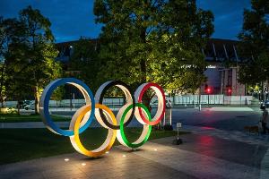 Olympisches Motto ergänzt: "Schneller, Höher, Stärker - Zusammen"