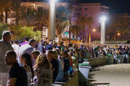 Nächtliche Partys unter freiem Himmel sind auf Mallorca bald wieder Geschichte. Nächtliche Partys unter freiem Himmel sind auf Mallorca bald wieder Geschichte.
