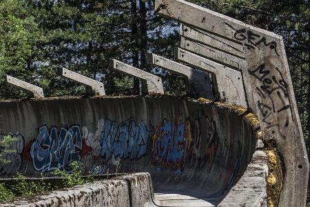 Kaum noch als solche zu erkennen: Die Bobbahn am Trebević. Kaum noch als solche zu erkennen: Die Bobbahn am Trebević.