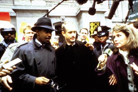 Seinen ersten Oscar erhält Tom Hanks 1994 für seine Darstellung des an HIV erkrankten Andrew Beckett in 
