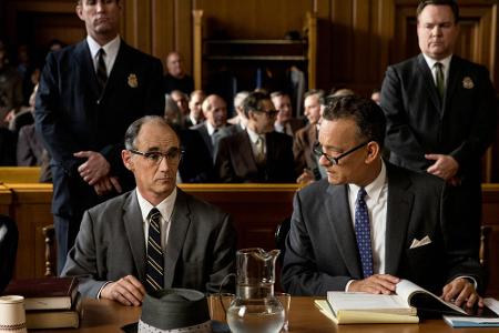Als Versicherungsanwalt James Donovan (Tom Hanks) vertritt er Spion Rudolf Abel (Mark Rylance, li.) in 