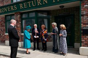 Queen Elizabeth II. feiert 60. Geburtstag von britischer Kult-Soap