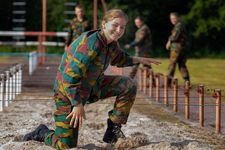 Kronprinzessin Elisabeth von Belgien trainiert an der Königlichen Militärakademie. Kronprinzessin Elisabeth von Belgien trainiert an der Königlichen Militärakademie.