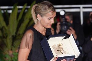 Julia Ducournau mit ihrer Goldenen Palme nach dem Triumph in Cannes.