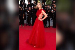 Cannes: Rosamund Pike verzaubert in roter Traumrobe