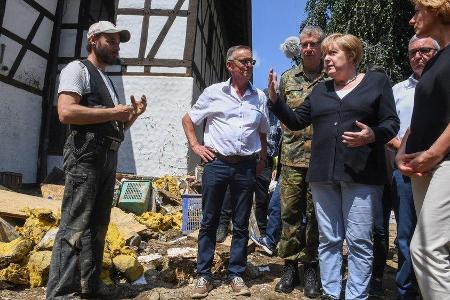 Angela Merkel mit Malu Dreyer (r.) in der Gemeinde Schuld. Angela Merkel mit Malu Dreyer (r.) in der Gemeinde Schuld.