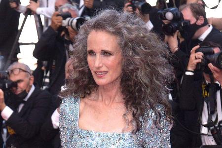 Andie MacDowell färbt ihre Haare nicht mehr. Andie MacDowell färbt ihre Haare nicht mehr.