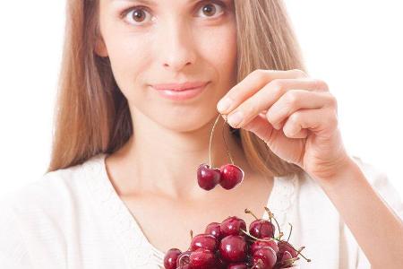 Je länger der Stiel an der Kirsche bleibt, desto länger ist die Frucht haltbar. Je länger der Stiel an der Kirsche bleibt, desto länger ist die Frucht haltbar.