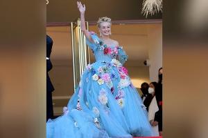 Sharon Stone zieht im eisblauen Tüllkleid alle Blicke auf sich